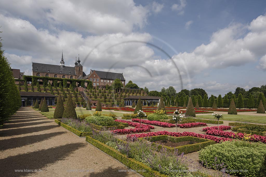 Kamp-Lintfort, Kloster Kamp, gegruendet am 31.1.1123 wurde das Kloster als erstes Zisterzienserkloster auf deutschem Boden, Blick durch den Park mit Terrassengarten von 1740 auf das Kloster; Kamp-Lintfort, abbey Kloster Kamp, grounded: 31.1.1123, view through park with terraced garden anno 1740 to the abbey.