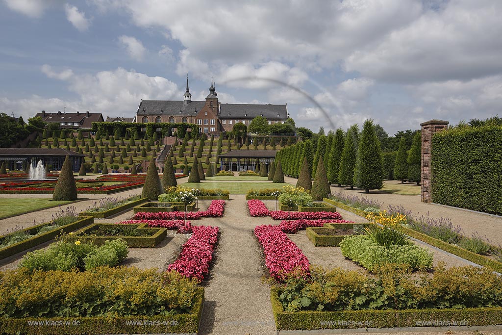 Kamp-Lintfort, Kloster Kamp, gegruendet am 31.1.1123 wurde das Kloster als erstes Zisterzienserkloster auf deutschem Boden, Blick durch den Park mit Terrassengarten von 1740 auf das Kloster; Kamp-Lintfort, abbey Kloster Kamp, grounded: 31.1.1123, view through park with terraced garden anno 1740 to the abbey.