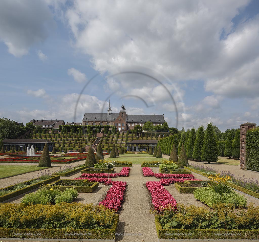 Kamp-Lintfort, Kloster Kamp, gegruendet am 31.1.1123 wurde das Kloster als erstes Zisterzienserkloster auf deutschem Boden, Blick durch den Park mit Terrassengarten von 1740 auf das Kloster; Kamp-Lintfort, abbey Kloster Kamp, grounded: 31.1.1123, view through park with terraced garden anno 1740 to the abbey.