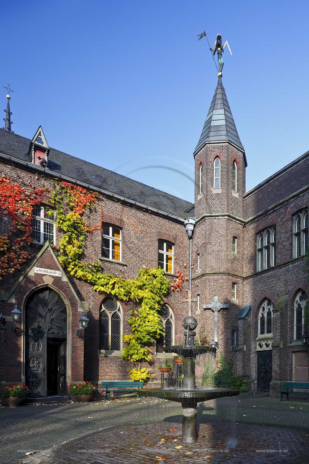 Kevelaer der Brunnenhof an der Sakristeiseite der Basilika mit Brunnen und uebergiebeltem Portal zur Beichtkapelle