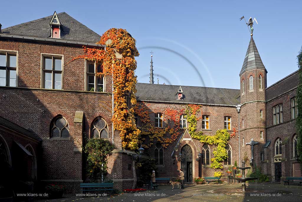 Kevelaer der Brunnenhof an der Sakristeiseite der Basilika mit Brunnen und uebergiebeltem Portal zur Beichtkapelle