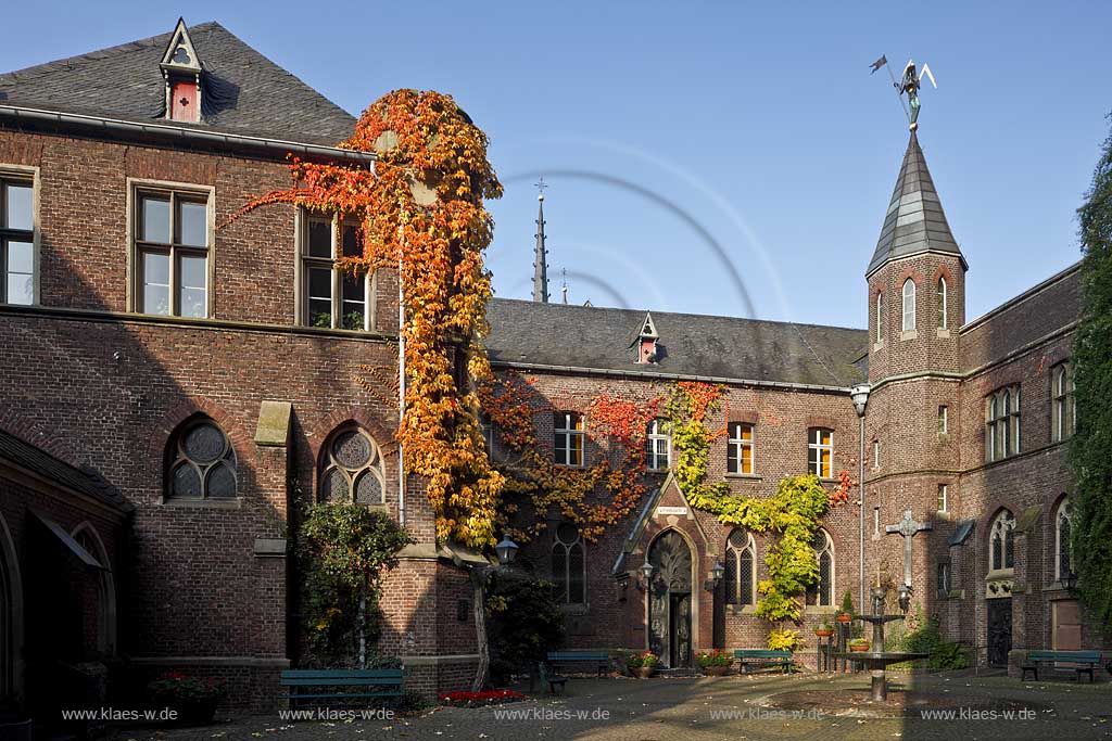 Kevelaer der Brunnenhof an der Sakristeiseite der Basilika mit Brunnen und uebergiebeltem Portal zur Beichtkapelle