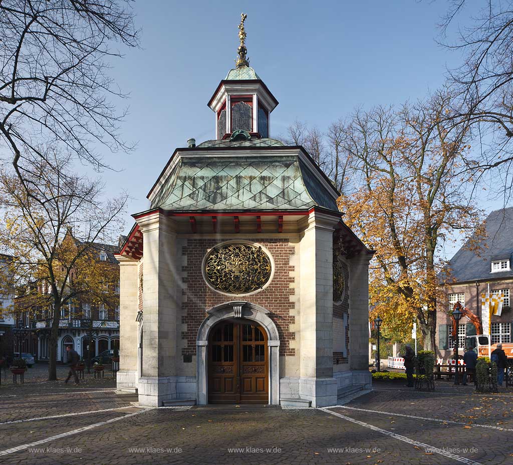 Kevelaer Aussenansicht der Gnadenkapelle im Wallfahrtsort waehrend Spaetherbst; The chapel Gandenkapelle in Kevelaer, place of pilgrimage