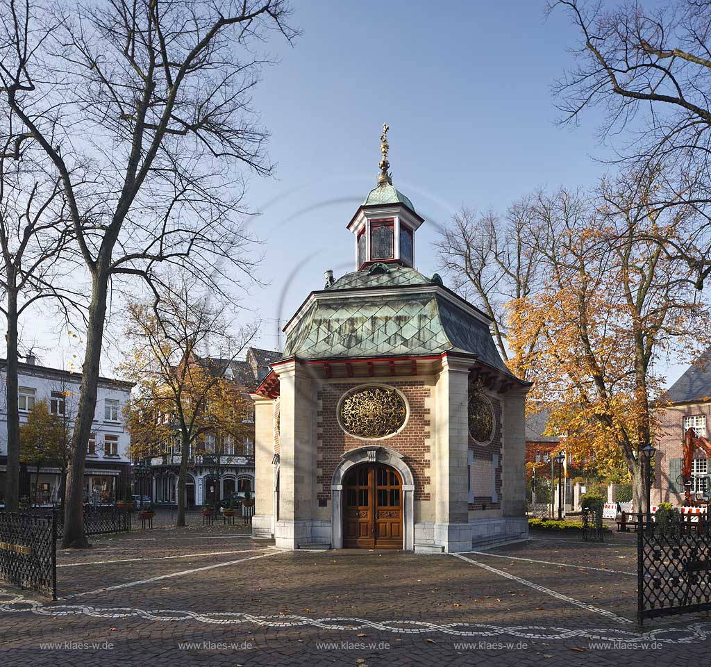 Kevelaer Aussenansicht der Gnadenkapelle im Wallfahrtsort waehrend Spaetherbst; The chapel Gandenkapelle in Kevelaer, place of pilgrimage