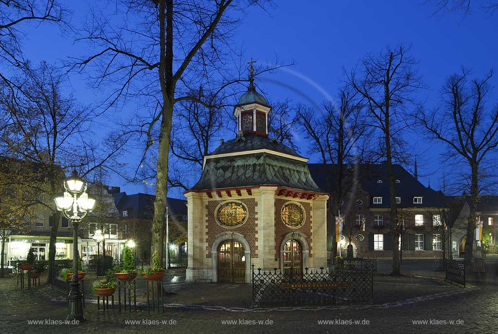 Kevelaer Aussenansicht der Gnadenkapelle im Wallfahrtsort mit Priesterhaus waehrend Spaetherbst zur blauen Stunde; The chapel Gandenkapelle in Kevelaer, place of pilgrimage during blue hour