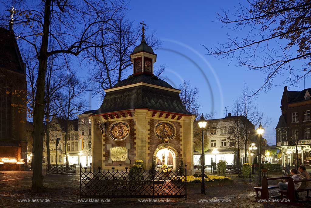 Kevelaer Aussenansicht der Gnadenkapelle im Wallfahrtsort waehrend Spaetherbst zur blauen Stunde, links die Kerzenkapelle; The chapel Gandenkapelle in Kevelaer, place of pilgrimage during blue hour