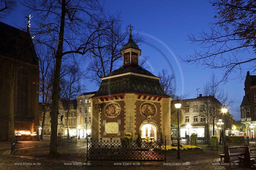 Kevelaer Aussenansicht der Gnadenkapelle im Wallfahrtsort waehrend Spaetherbst zur blauen Stunde, links die Kerzenkapelle; The chapel Gandenkapelle in Kevelaer, place of pilgrimage during blue hour