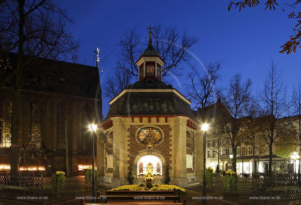 Kevelaer Aussenansicht der Gnadenkapelle im Wallfahrtsort waehrend Spaetherbst zur blauen Stunde, links die Kerzenkapelle; The chapel Gandenkapelle in Kevelaer, place of pilgrimage during blue hour