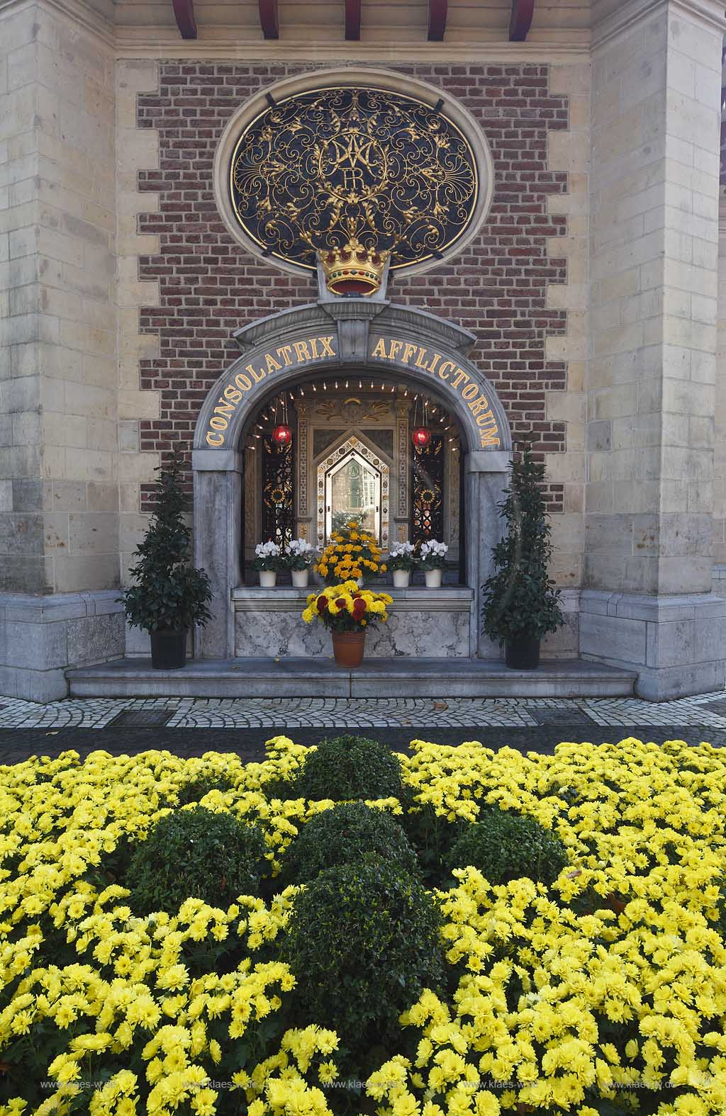 Kevelaer Aussenansicht mit Blumenbeet zum Fenster der Gnadenkapelle mit Gnadenbild; View to the window of the chapel Gandenkapelle in Kevelaer, place of pilgrimage with flowers