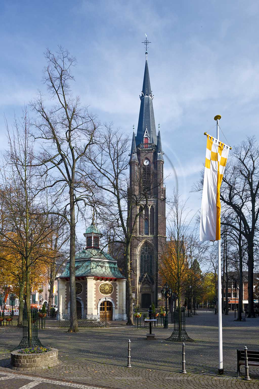 Kevelaer, Wallfahrtsort, der Kapellenplatz mit Gnadenkapelle und der Sankt Marien Basilika im Spaethebst; The chapel Gandenkapelle and basilica in Kevelaer, place of pilgrimage 