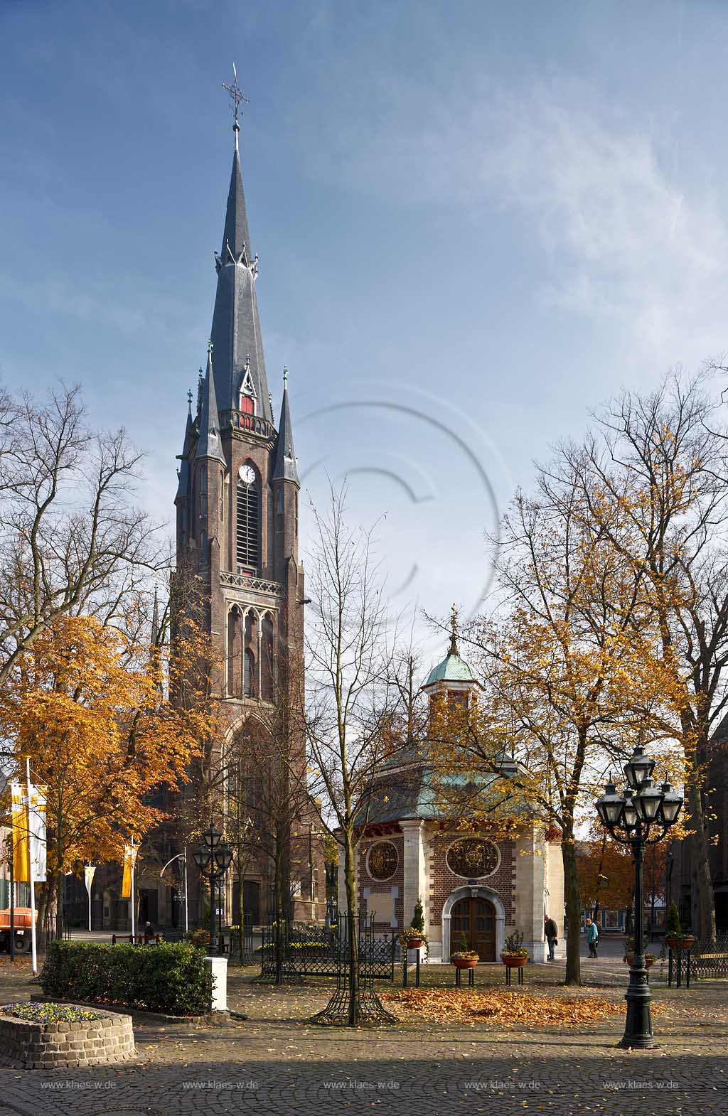 Kevelaer, Wallfahrtsort, der Kapellenplatz mit Gnadenkapelle und der Sankt Marien Basilika im Spaethebst; The chapel Gandenkapelle and basilica in Kevelaer, place of pilgrimage 