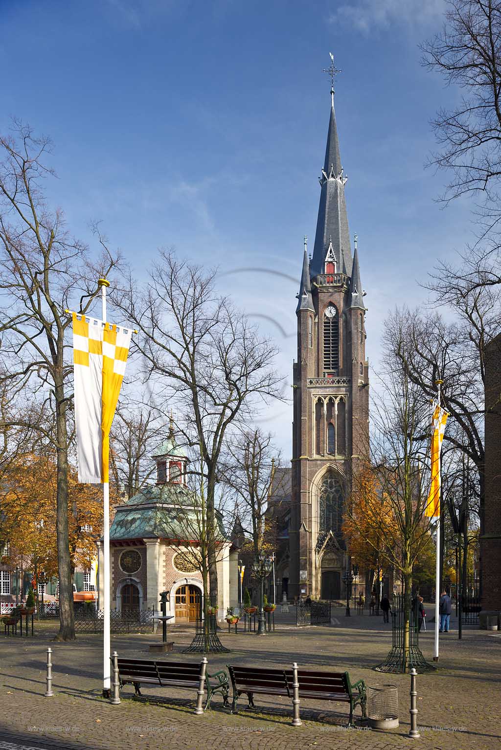 Kevelaer, Wallfahrtsort, der Kapellenplatz mit Gnadenkapelle und der Sankt Marien Basilika im Spaethebst; The chapel Gandenkapelle and basilica in Kevelaer, place of pilgrimage 