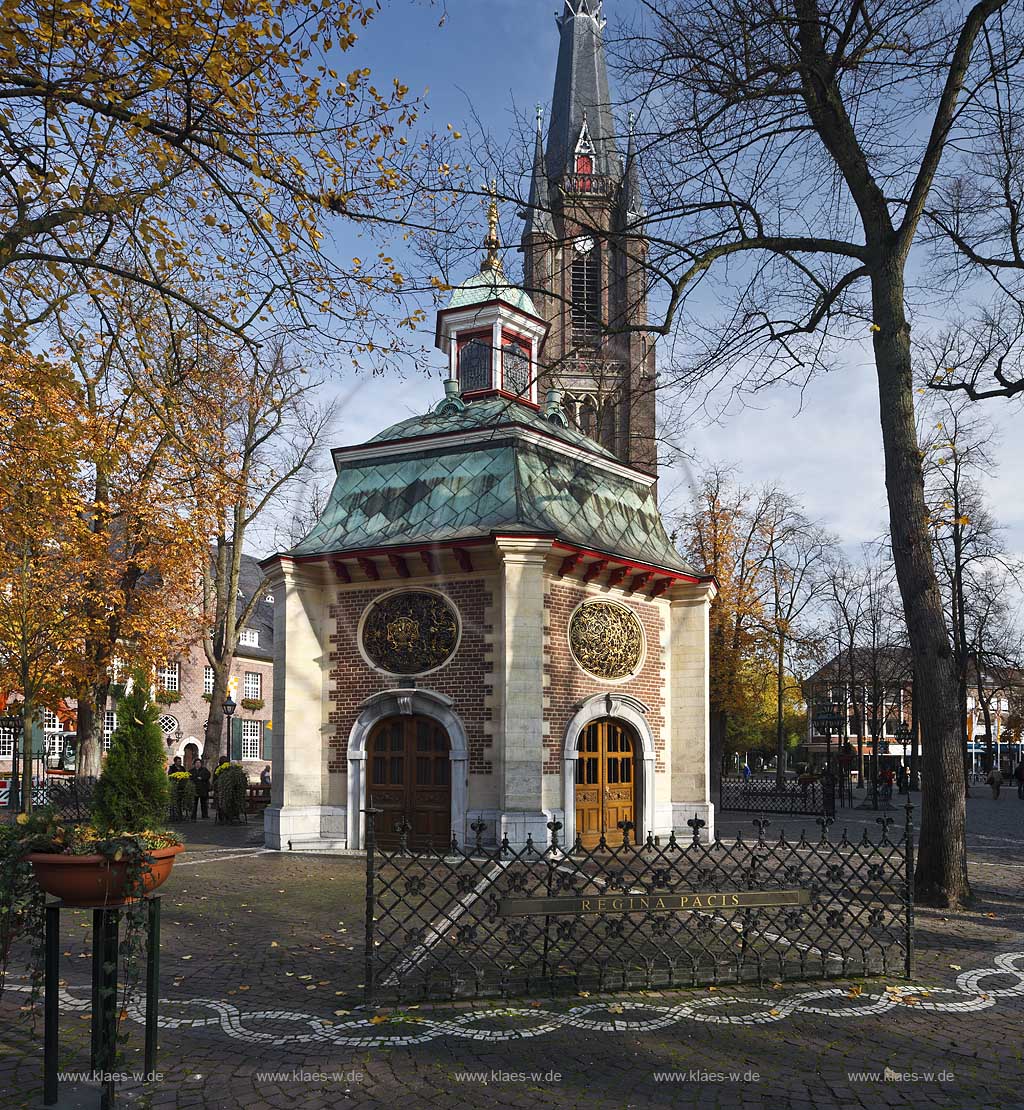 Kevelaer, Wallfahrtsort, der Kapellenplatz mit Gnadenkapelle und der Sankt Marien Basilika im Spaethebst; The chapel Gandenkapelle and basilica in Kevelaer, place of pilgrimage 