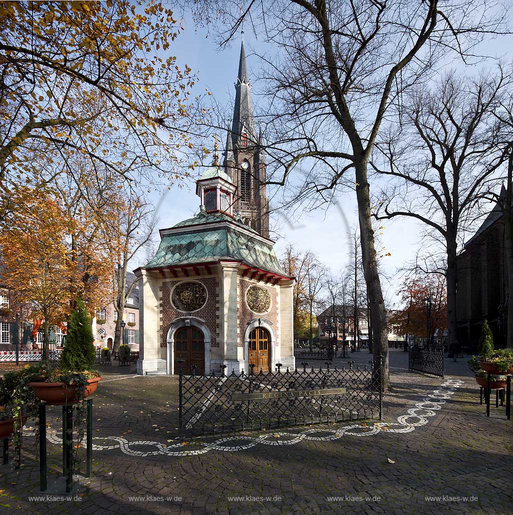 Kevelaer, Wallfahrtsort, der Kapellenplatz mit Gnadenkapelle und der Sankt Marien Basilika im Spaethebst; The chapel Gandenkapelle and basilica in Kevelaer, place of pilgrimage 