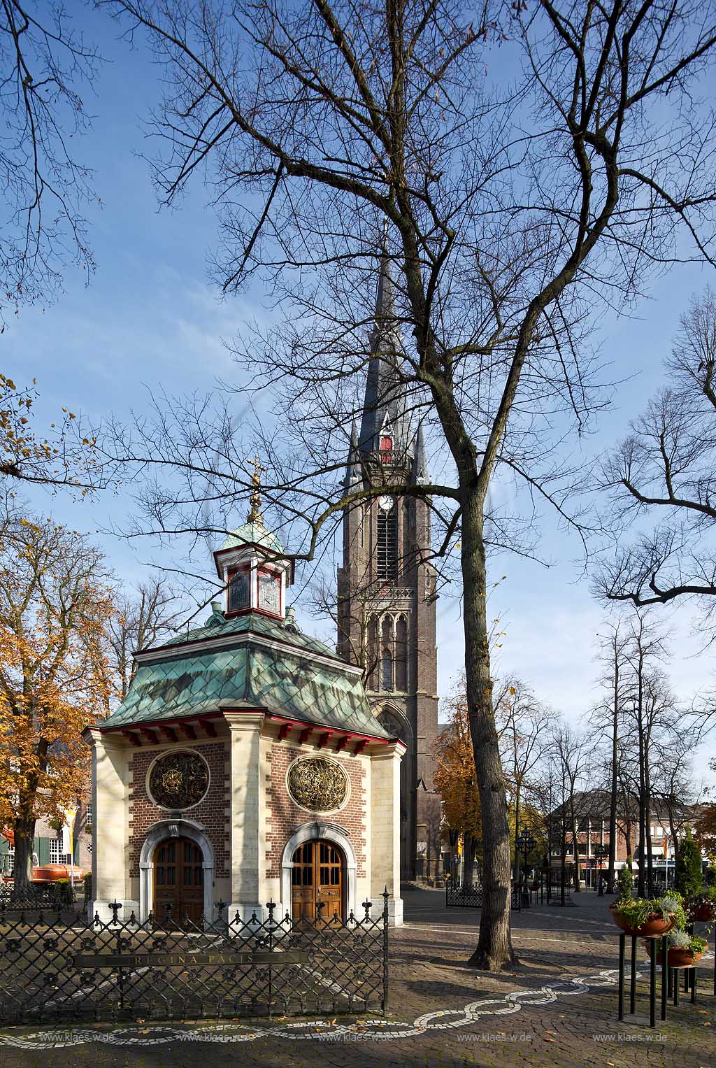 Kevelaer, Wallfahrtsort, der Kapellenplatz mit Gnadenkapelle und der Sankt Marien Basilika im Spaethebst; The chapel Gandenkapelle and basilica in Kevelaer, place of pilgrimage 