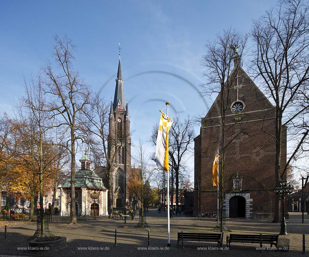 Kevelaer, Wallfahrtsort, der Kapellenplatz mit Gnadenkapelle, der Sankt Marien Basilika und Kerzenkapelle im Spaethebst; The chapel Gandenkapelle, basilica, chapel of candle in Kevelaer, place of pilgrimage
