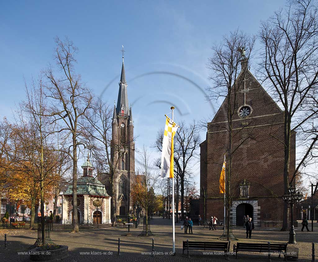 Kevelaer, Wallfahrtsort, der Kapellenplatz mit Gnadenkapelle, der Sankt Marien Basilika und Kerzenkapelle im Spaethebst; The chapel Gandenkapelle, basilica, chapel of candle in Kevelaer, place of pilgrimage