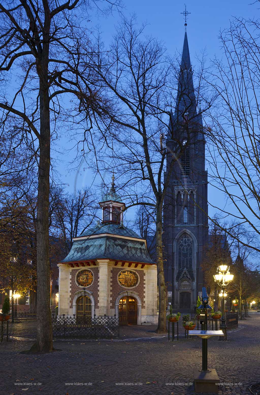 Kevelaer, Wallfahrtsort, der Kapellenplatz mit Gnadenkapelle und der Sankt Marien Basilika im Spaethebst waehrend der blauen Stunde; The chapel Gandenkapelle and basilica in Kevelaer, place of pilgrimage during blue hour