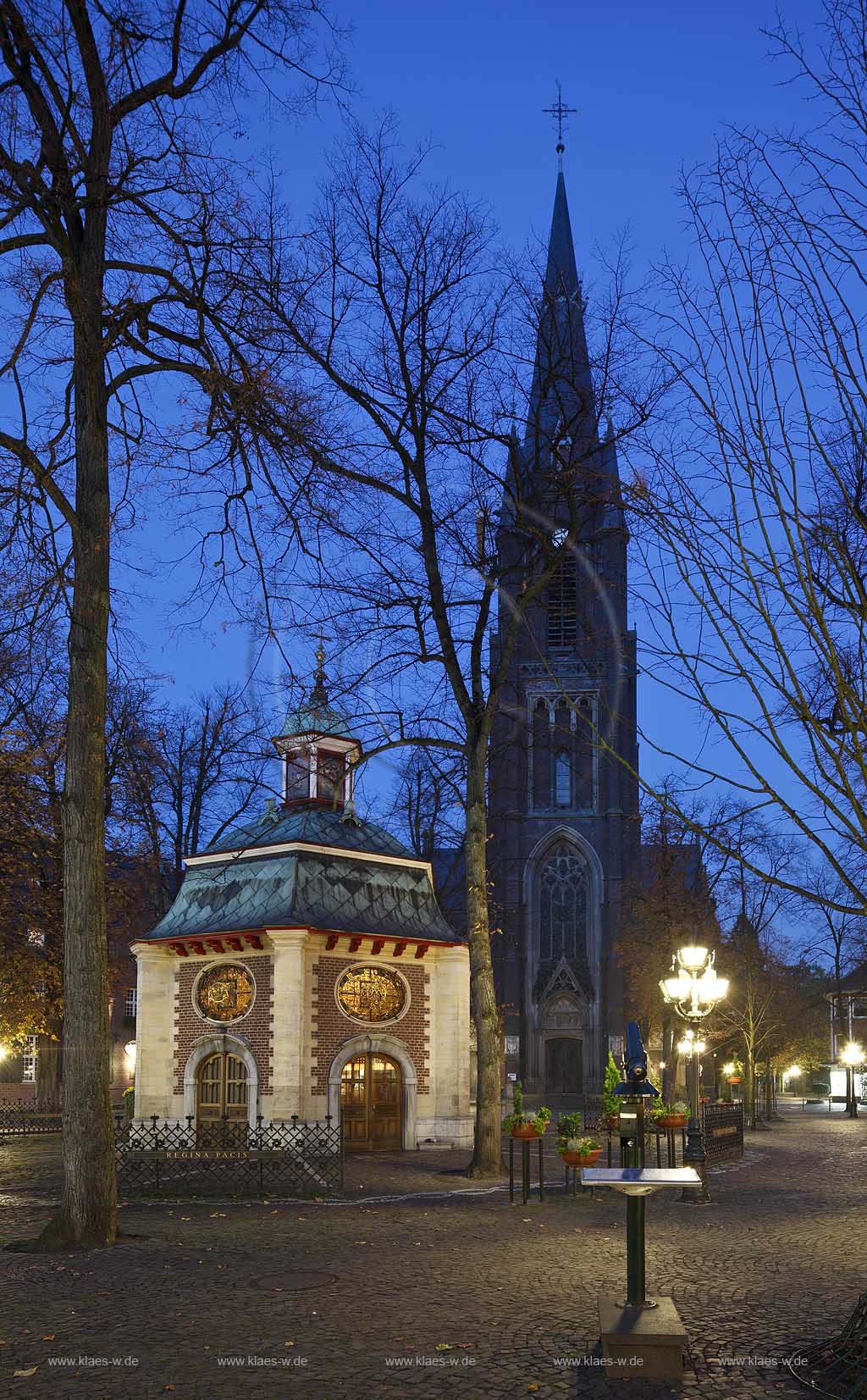 Kevelaer, Wallfahrtsort, der Kapellenplatz mit Gnadenkapelle und der Sankt Marien Basilika im Spaethebst waehrend der blauen Stunde; The chapel Gandenkapelle and basilica in Kevelaer, place of pilgrimage during blue hour