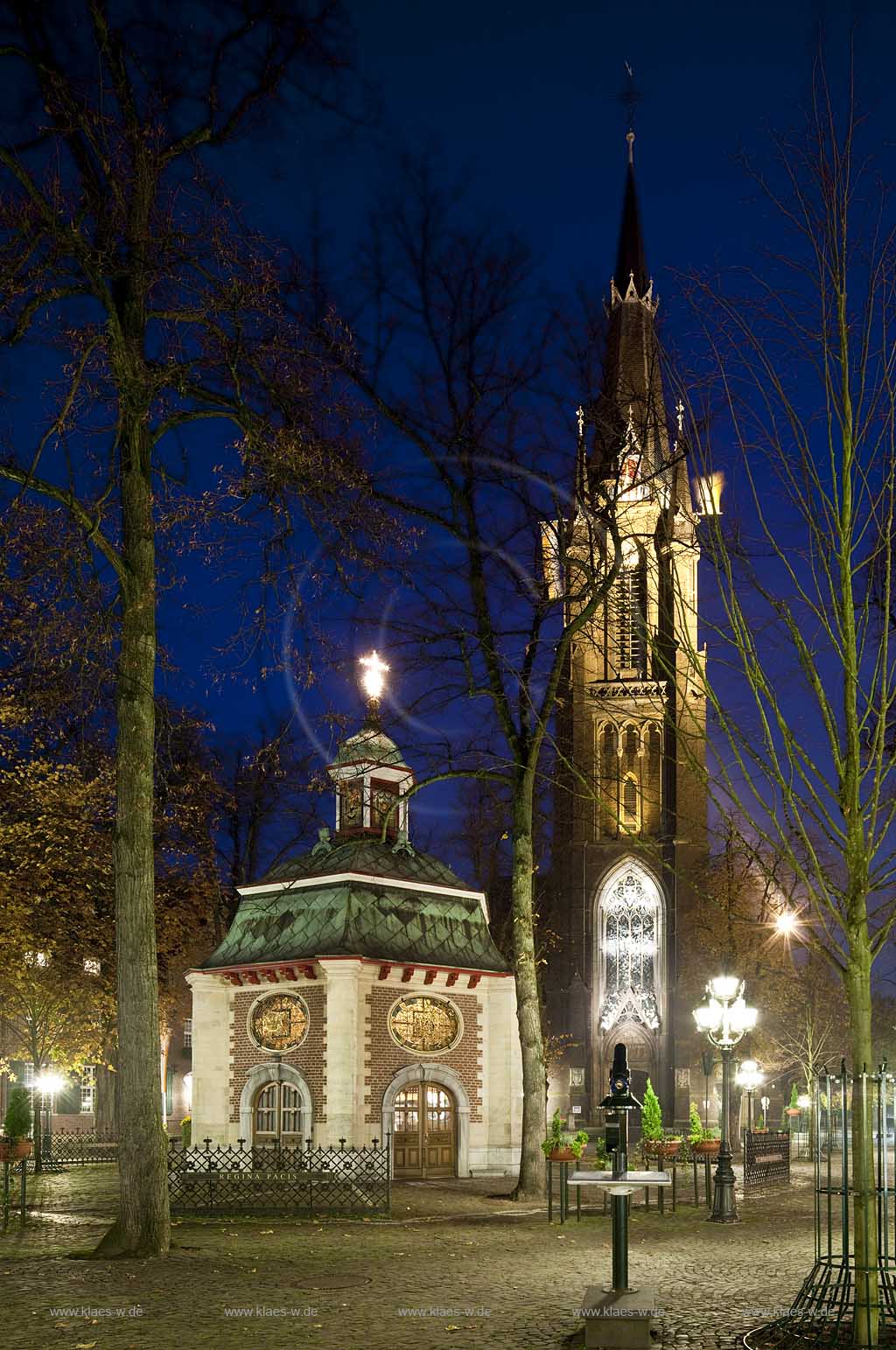 Kevelaer, Wallfahrtsort, der Kapellenplatz mit Gnadenkapelle und der Sankt Marien Basilika im Spaethebst in Nachtaufnahme, illuminiert; The chapel Gandenkapelle and basilica in Kevelaer, place of pilgrimage in illuminated night image