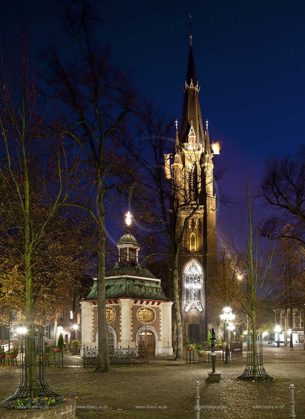 Kevelaer, Wallfahrtsort, der Kapellenplatz mit Gnadenkapelle und der Sankt Marien Basilika im Spaethebst in Nachtaufnahme, illuminiert; The chapel Gandenkapelle and basilica in Kevelaer, place of pilgrimage in illuminated night image