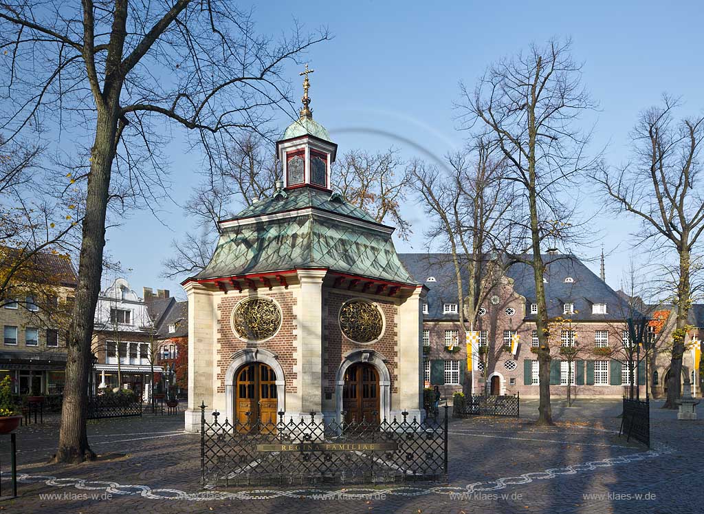 Kevelaer, Wallfahrtsort, der Kapellenplatz mit Gnadenkapelleund Preiserhaus im Spaethebst; Kevelaer the chapel Gandenkapelle, place of pilgrimage