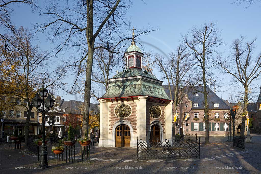 Kevelaer, Wallfahrtsort, der Kapellenplatz mit Gnadenkapelleund Preiserhaus im Spaethebst; Kevelaer the chapel Gandenkapelle, place of pilgrimage