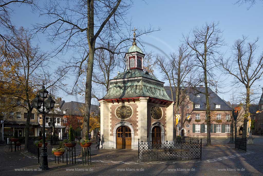 Kevelaer, Wallfahrtsort, der Kapellenplatz mit Gnadenkapelleund Preiserhaus im Spaethebst; Kevelaer the chapel Gandenkapelle, place of pilgrimage