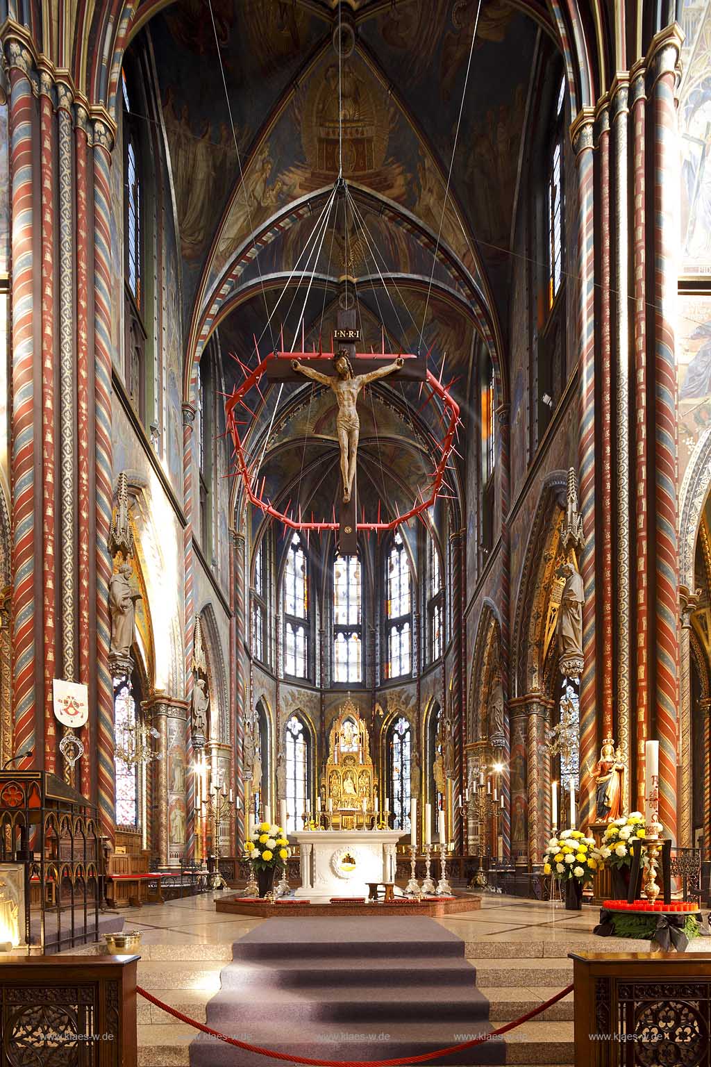 Kevelaer, Wallfahrtsort, Innenaufnahme der Sankt Marien Basilika mit Blick zum Altar und Kruzifix; Internal view to altar and cruzifix in the basilica of Kevelar, place of pilgrimage