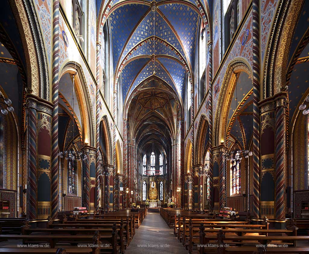 Kevelaer, Wallfahrtsort, Innenaufnahme der Sankt Marien Basilika mit Blick ins Langhaus zum Altar; Internal view to nave with altar in the basilica of Kevelar, place of pilgrimage