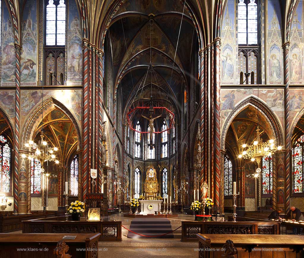 Kevelaer, Wallfahrtsort, Innenaufnahme der Sankt Marien Basilika mit Blick ins Langhaus und Querhaus zum Altar; Internal view to nave with altar in the basilica of Kevelar, place of pilgrimage