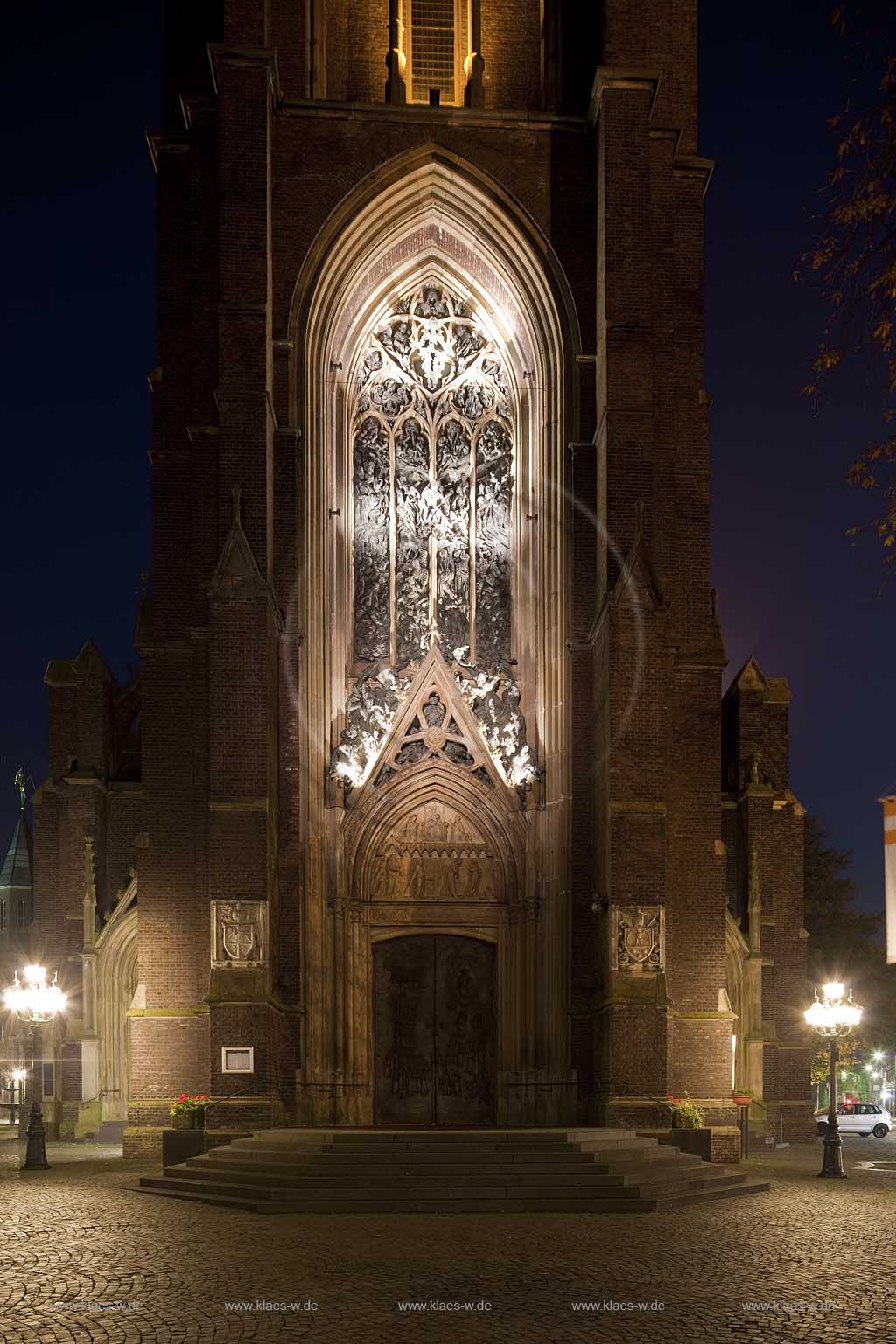 Kevelaer, Wallfahrtsort, Detail des Kirchturms der Sankt Marien Basilika im Spaethebst in Nachtaufnahme, illuminiert; Detail of the tower from basilica in Kevelaer, place of pilgrimage in illuminated night image