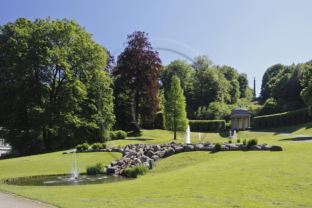 Kleve, Parkanlage Neuer Tiergarten, im 17. Jahrhunderts als barocke Parkanlage angelegt. Im Mittelpunkt steht das so genannte Amphitheater, ein terrassenfoermig angelegter Garten mit Laubgaengen und Springbrunnen, in Mitte eines Brunnens steht die Kopie der Statue der Goettin Minerva; Kleve, parque Neuer Tiergarten.