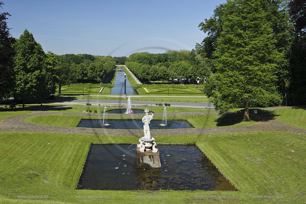 Kleve, barocke Parkanlage Neuer Tiergarten mit Saeulenstandbild Neuer Eiserner Mann und Prinz Moritz Kanal im Hintergrund. Im Vordergrund ein terrassenfoermig angelegter Garten mit Springbrunnen, in dessen Mitte die Kopie der Statue der Goettin Minerva steht; Kleve, baroque parque with a pillar fixed-image "Neuer Eiserner Mann"