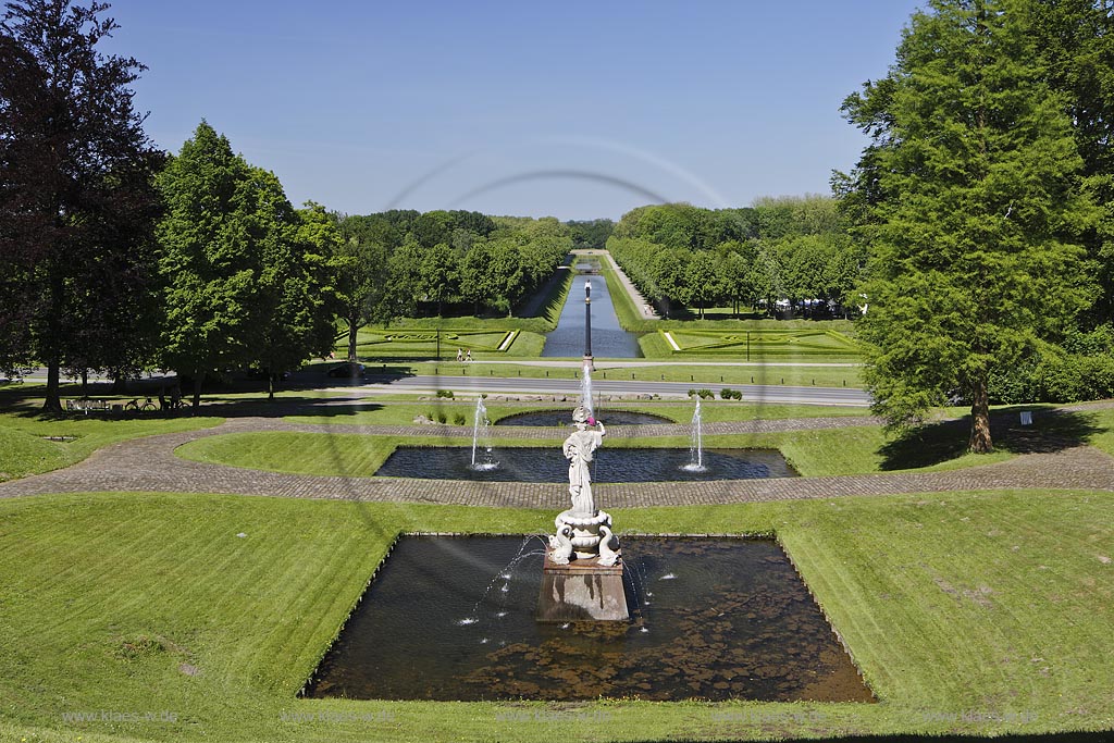 Kleve, barocke Parkanlage Neuer Tiergarten mit Saeulenstandbild Neuer Eiserner Mann und Prinz Moritz Kanal im Hintergrund. Im Vordergrund ein terrassenfoermig angelegter Garten mit Springbrunnen, in dessen Mitte die Kopie der Statue der Goettin Minerva steht; Kleve, baroque parque with a pillar fixed-image "Neuer Eiserner Mann"