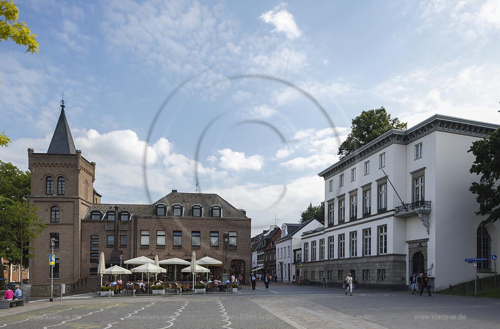 Kleve, Koekkoeck Haus rechts, viergeschossiges, in klassizistischen Formen errichtetes Patrizierhaus des Malers "Barend Cornelis Koekkoek" und neugotischer Backsteinturm links; Kleve, "Koekkeck Haus" at the right side, four-storeeyed in neo-classical forms builded patrician house of the artist "Barend Cornelis Koekkoek" and neo-Gothic brick tower at the left.