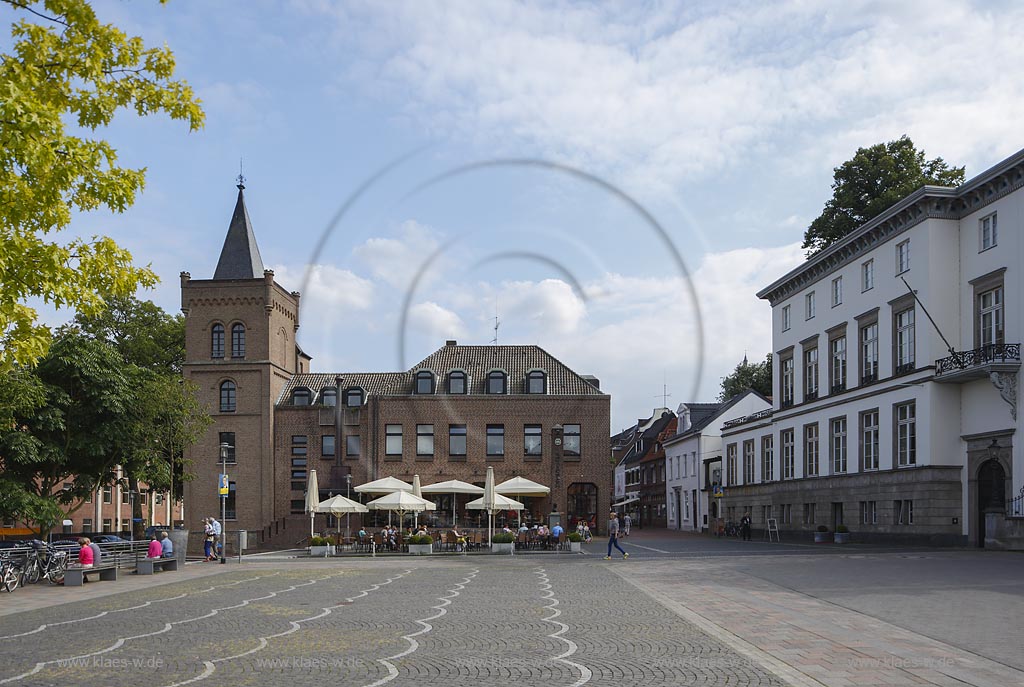 Kleve, Koekkoeck Haus rechts, viergeschossiges, in klassizistischen Formen errichtetes Patrizierhaus des Malers "Barend Cornelis Koekkoek" und neugotischer Backsteinturm links; Kleve, "Koekkeck Haus" at the right side, four-storeeyed in neo-classical forms builded patrician house of the artist "Barend Cornelis Koekkoek" and neo-Gothic brick tower at the left.