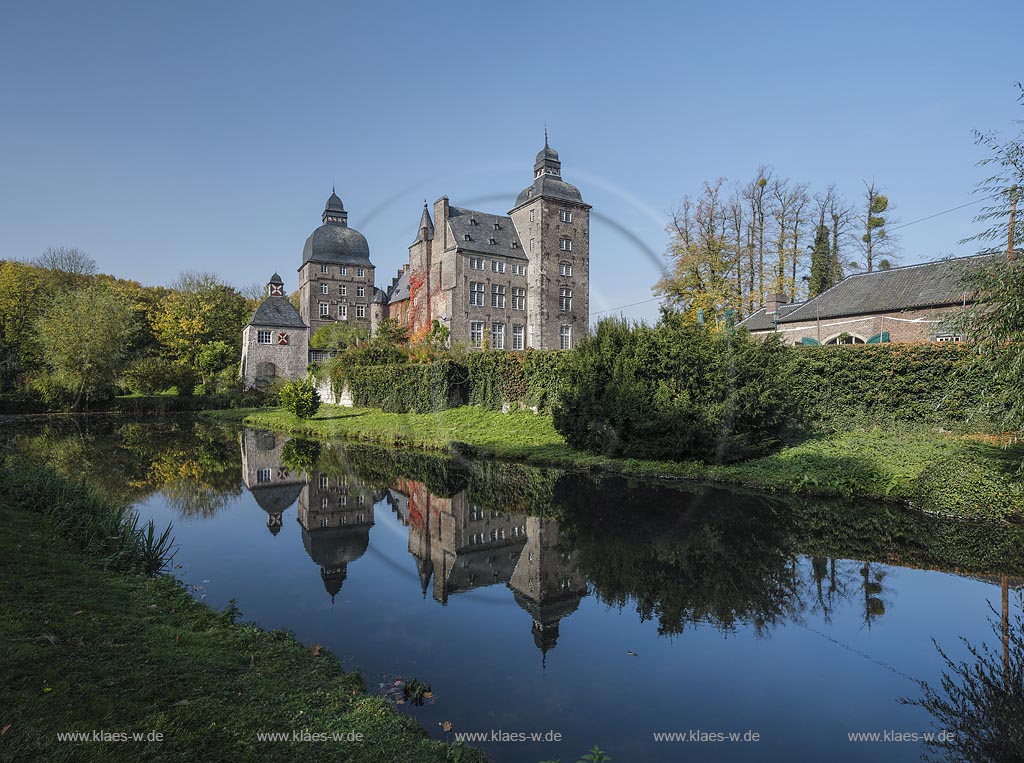 Korschenbroich, Wasserschloss Schloss Myllendonk; Korschenbroich, moated castle Schloss Myllendonk.