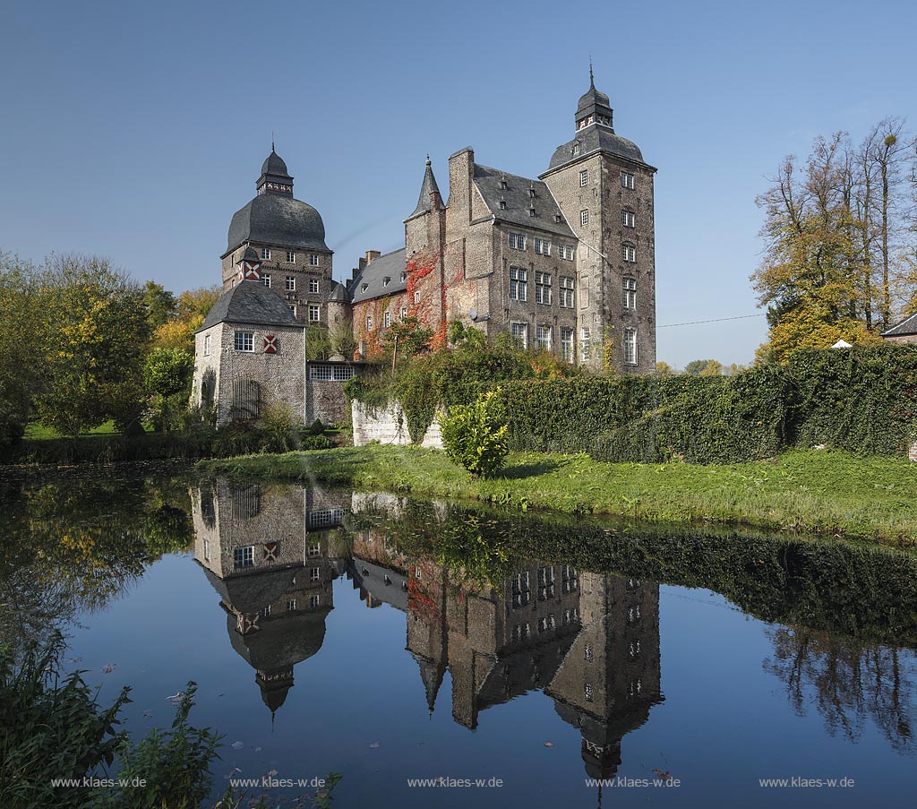 Korschenbroich, Wasserschloss Schloss Myllendonk; Korschenbroich, moated castle Schloss Myllendonk.