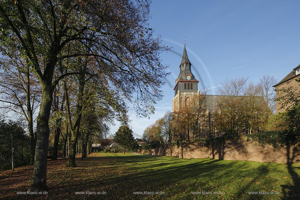 Kranenburg, Pfarrkirche St. Peter und Paul in Herbstsonne; Kranenburg, parish church St. Peter and Paul in autumn sun.