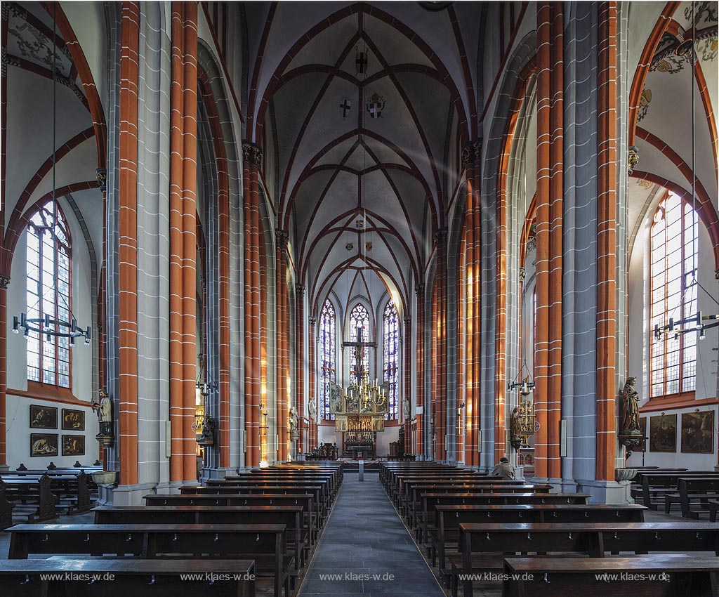 Kranenburg, Pfarrkirche St. Peter und Paul, Blick durch das Mittelschiff; Kranenburg, parish church St. Peter und Paul, view through the central nave.