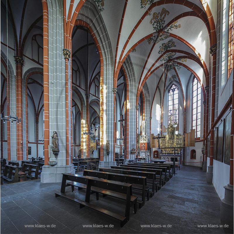 Kranenburg, Pfarrkirche St. Peter und Paul, Blick durch das Seitenschiff zum Altar; Kranenburg, parish church St. Peter und Paul, view through the aisle to the altar.