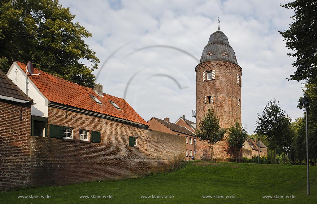 Kranenburg, Stadtmauer und Muehlenturm mit Wolkenhimmel; Kranenburg, ton wall and mill tower with clouded sky.