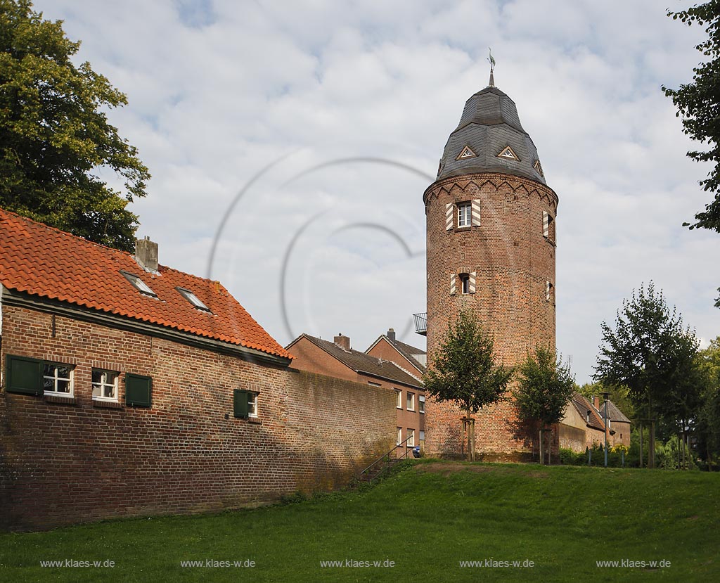 Kranenburg, Stadtmauer und Muehlenturm mit Wolkenhimmel; Kranenburg, ton wall and mill tower with clouded sky.