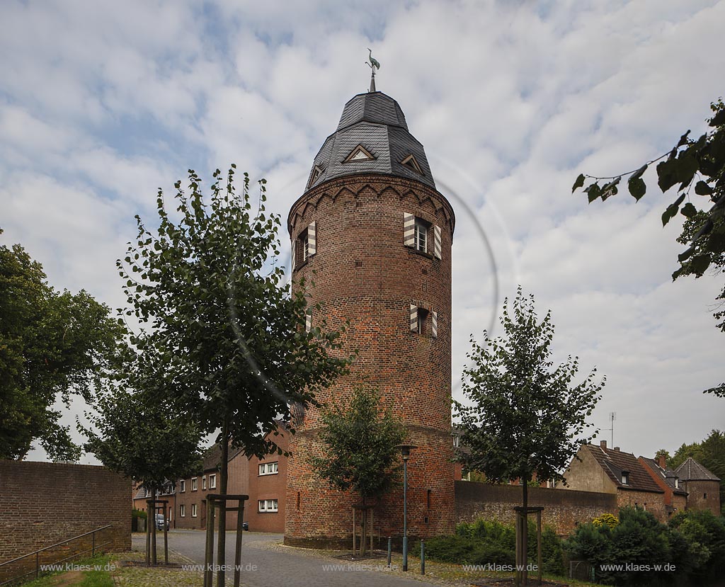 Kranenburg, Stadtmauer und Muehlenturm mit Wolkenhimmel; Kranenburg, ton wall and mill tower with clouded sky.