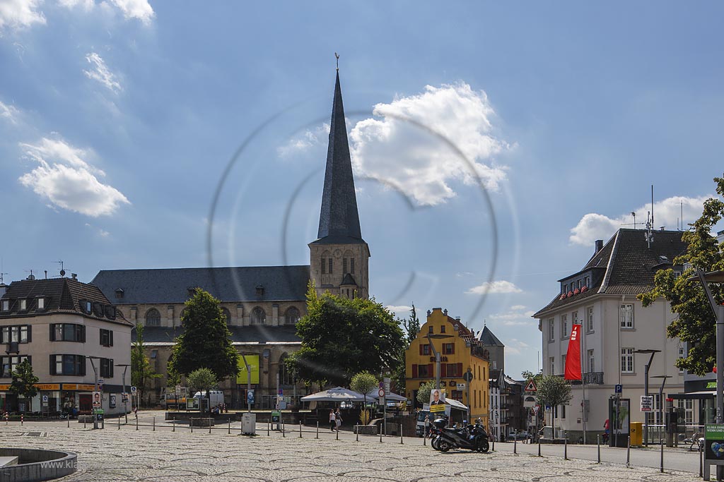 Moenchengladbach, Alter Markt, Blick auf den Marktplatz mit der City Kirche im Hintergrund; Moenchengladbach, marketplace with city church in the background.