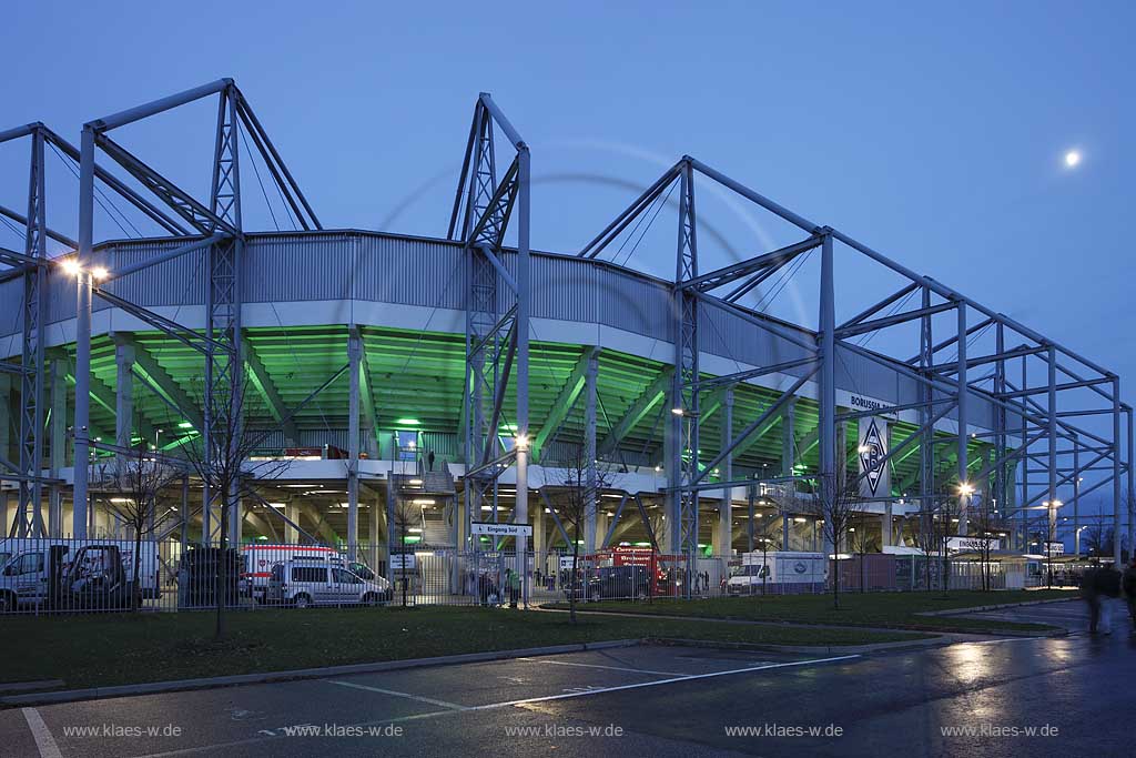 Moenchengladbach Borussiapark Stadion Suedeingang Aussenansicht waehrend eines Fussballspiels Borussia Monchengladbach gegen FC Schalke 4 zur blauen Stunde, illuminiert mit neue angebrachtem Borussia Logo November 2009 ueber den Eingaengen; Borussia Moenchengladbach football Statium blue hour with illumination