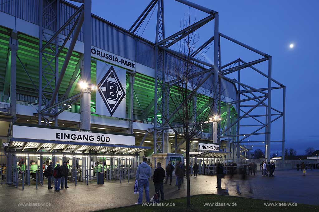 Moenchengladbach Borussiapark Stadion Suedeingang Aussenansicht waehrend eines Fussballspiels Borussia Monchengladbach gegen FC Schalke 4 zur blauen Stunde, illuminiert mit neue angebrachtem Borussia Logo November 2009 ueber den Eingaengen; Borussia Moenchengladbach football Statium blue hour with illumination