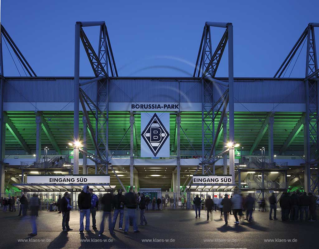 Moenchengladbach Borussiapark Stadion Suedeingang Aussenansicht waehrend eines Fussballspiels Borussia Monchengladbach gegen FC Schalke 4 zur blauen Stunde, illuminiert mit neue angebrachtem Borussia Logo November 2009 ueber den Eingaengen; Borussia Moenchengladbach football Statium blue hour with illumination