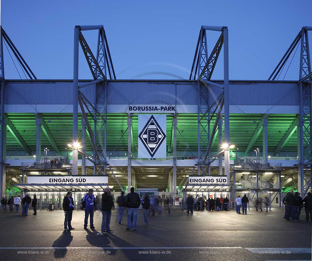 Moenchengladbach Borussiapark Stadion Suedeingang Aussenansicht waehrend eines Fussballspiels Borussia Monchengladbach gegen FC Schalke 4 zur blauen Stunde, illuminiert mit neue angebrachtem Borussia Logo November 2009 ueber den Eingaengen; Borussia Moenchengladbach football Statium blue hour with illumination